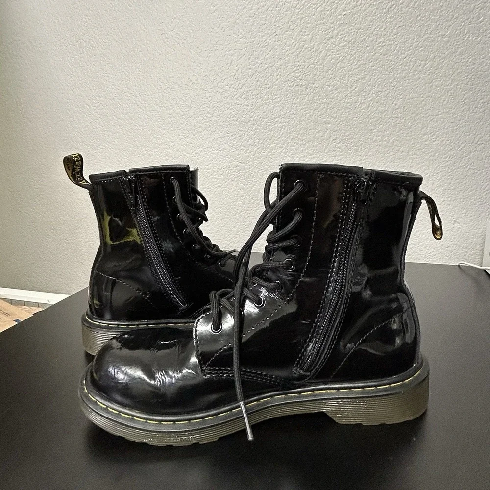 Dr. Martens Delaney Black Patent Leather Boots - Junior/Women's 6 (USL) Men's 5‎